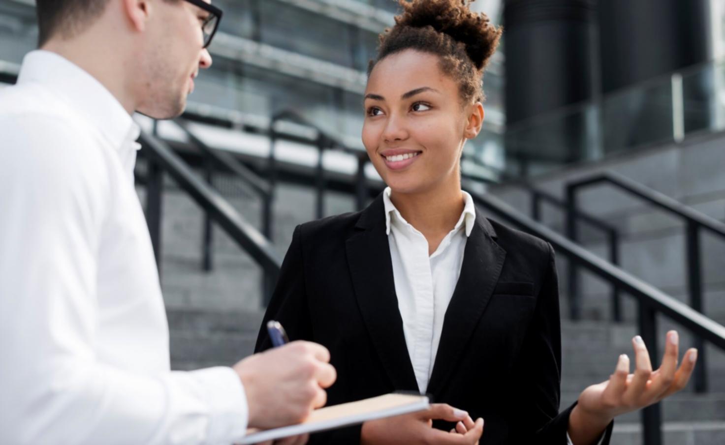 Équipe travaillant sur la planification budgétaire collaborative